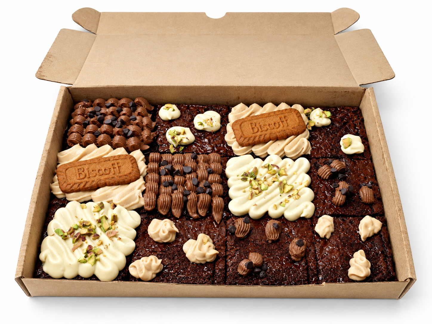Plancha de brownie clásico de chocolate negro con sus coberturas sobre fondo blanco